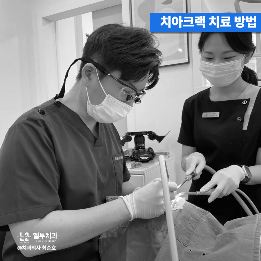 치과의사가 환자를 진료 중인 모습